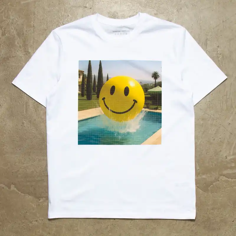 Smiley Poolside Trip Front Print - Tshirt - White