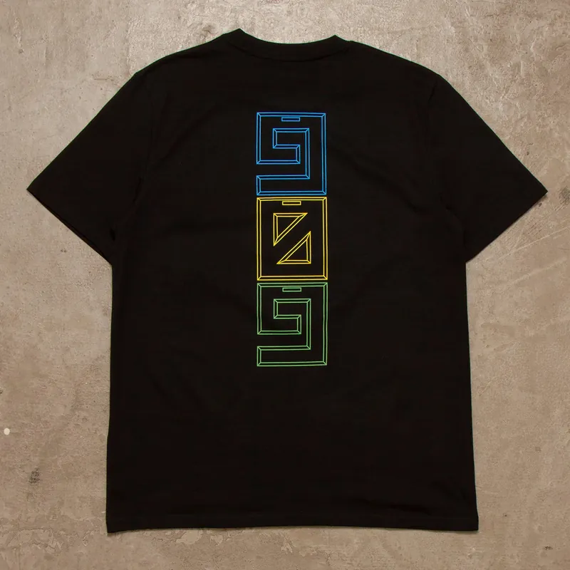 909 Colour Vertical Back Print - Tshirt - Black