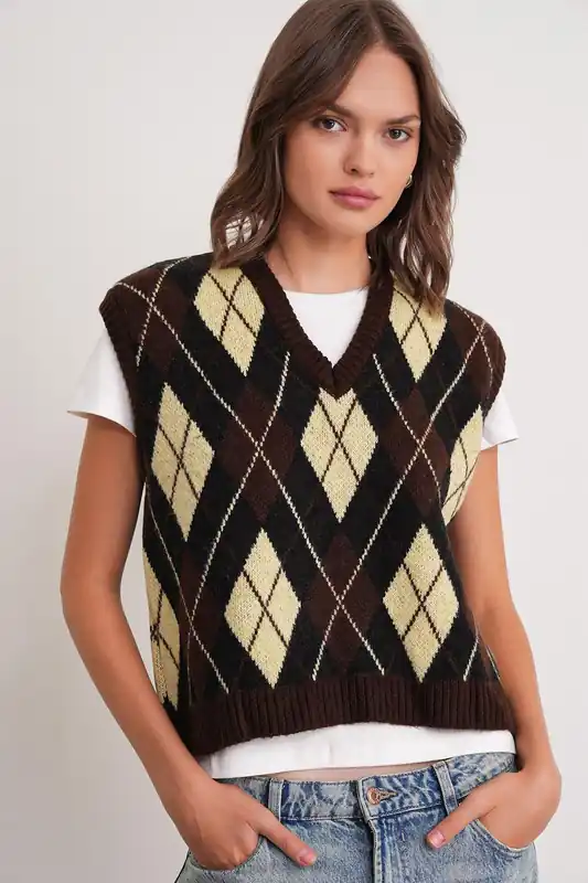 V-Neck Knitwear Sweater Vest with Argyle Pattern