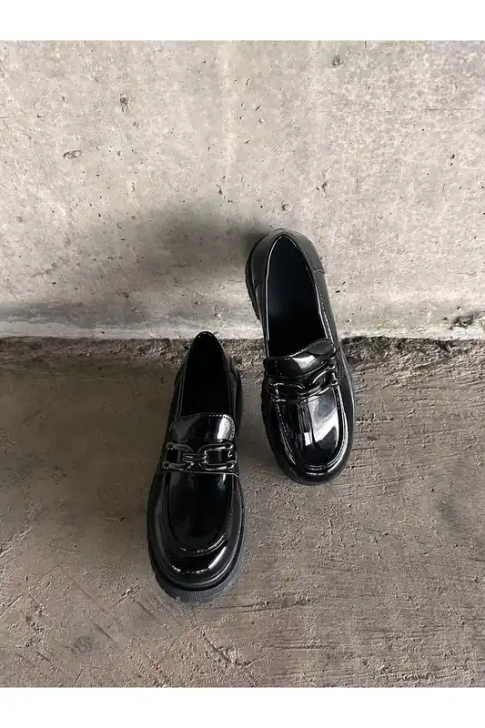 Izzah Chain Detail Casual Slip On Shoes - IKRUSH