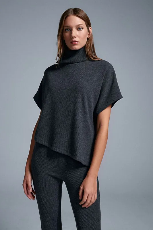 Ribbed Turtleneck Short-sleeve Blouse