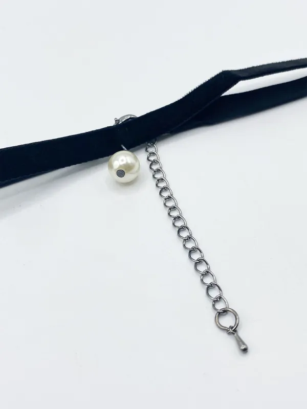 Black Faux Velvet Choker Necklace With Faux Pearl Charm - SVNX