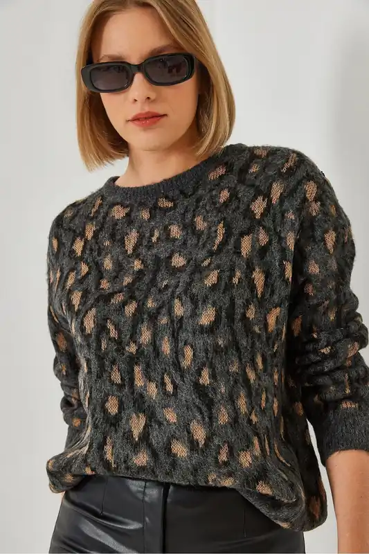 Leopard Print Crew Neck Sweater - Bianco Lucci