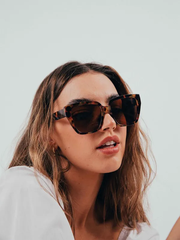 Plastic Frame Oversized Cat Eye Sunglasses - SVNX