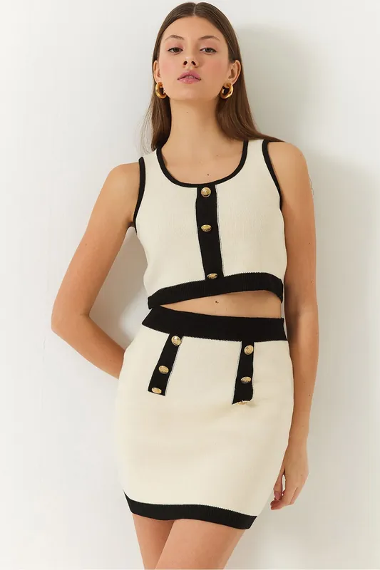 Fitted Sleeveless Crepe Blouse with Button Detail - Bianco Lucci