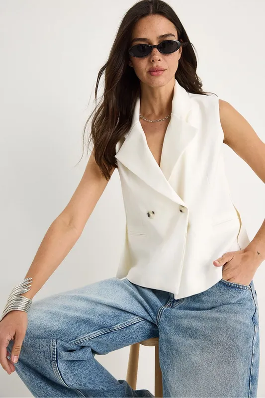 Fitted Shawl Collar Waistcoat with Button Closure - Bianco Lucci