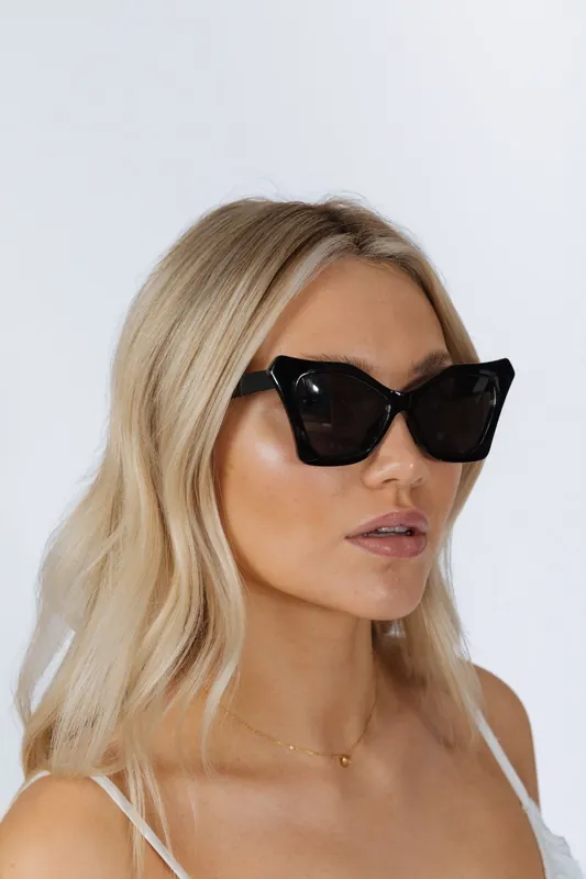 Oversized Cat-Eye Sunglasses in Black
