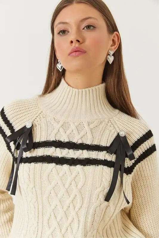 Turtleneck Baklava Knit Sweater with Ribbon Detail - Bianco Lucci