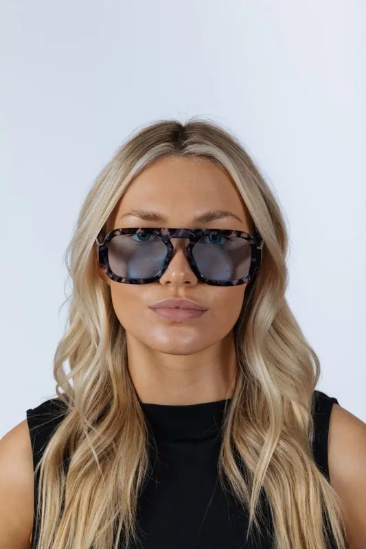 Retro Navigator Sunglasses in Brown Tortoiseshell - SVNX