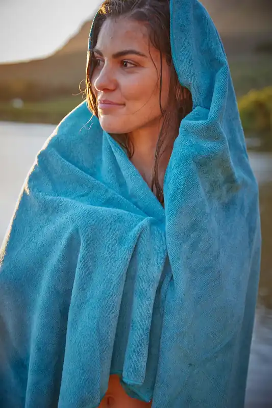 Highly Absorbent Quick Dry Lightweight Micro Towelling Travel Towel - Mountain Warehouse