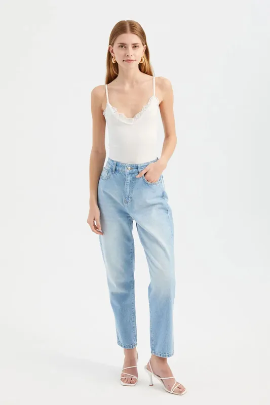 V Neck Cropped Tank Top with a Lace Detail - Hiccup