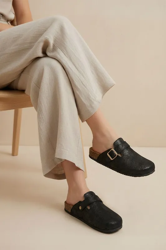 Fashionable Closed-Toe Slip-On Mules Sandals