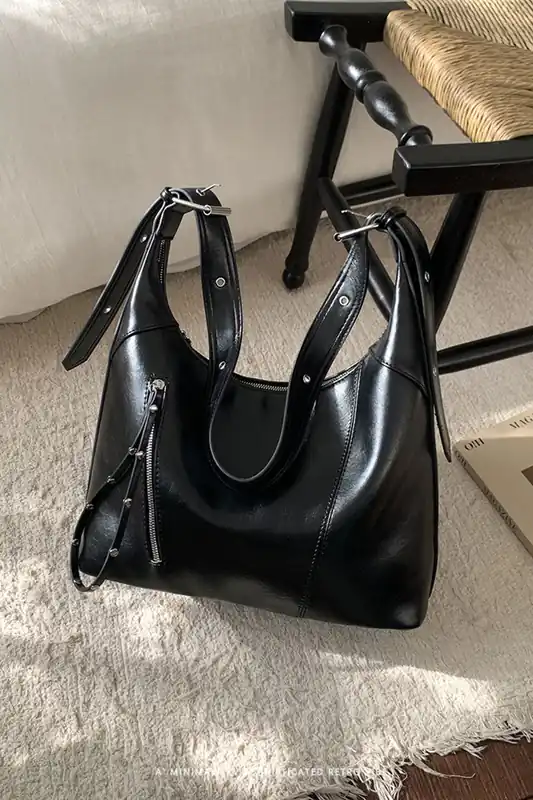 'Harley' Slouchy Shoulder Bag With Zip - XY London