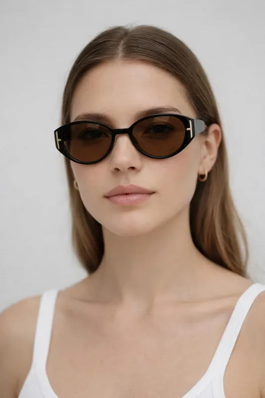 Round Cat Eye Detail Sunglasses In Black - SVNX