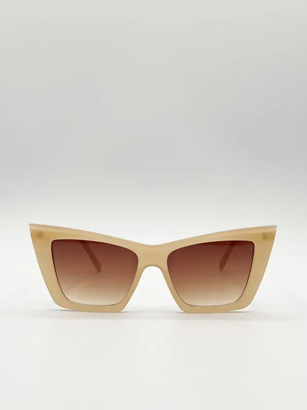 Oversized angular cateye sunglasses in Mocha - SVNX
