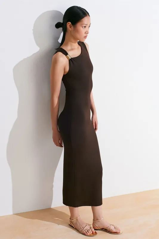 Sleeveless Bodycon Midi Dress With Accessory Detail - Dilvin