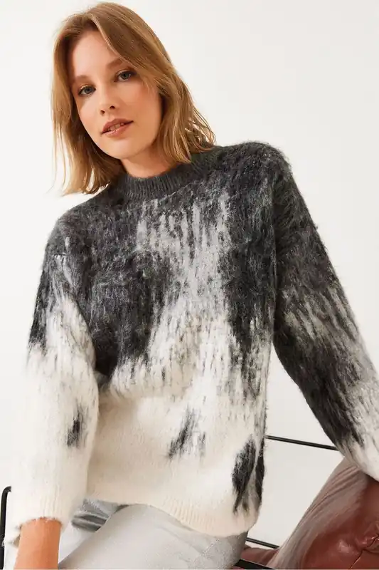 Gradient Knit Sweater with Ribbed Details - Bianco Lucci
