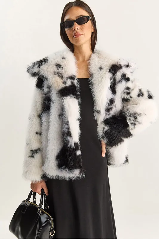 Oversized Faux Fur Plush Jacket - Bianco Lucci
