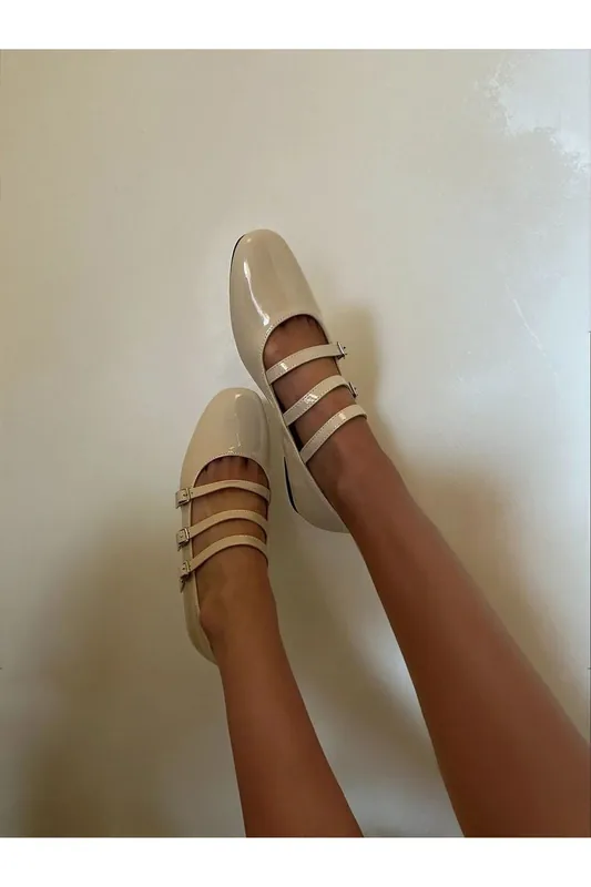 Gwen Strappy Buckle Detail Flat Shoes - IKRUSH