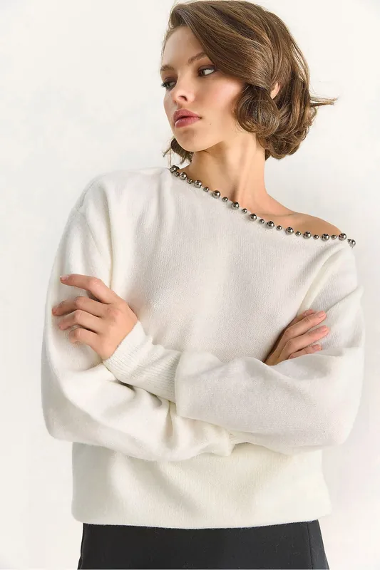 Asymmetrical Collar Accessory Detailed Knit Sweater - Bianco Lucci