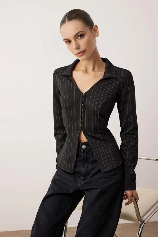 Polo Collar Hooked Fitted Knit Blouse - WOVCOR