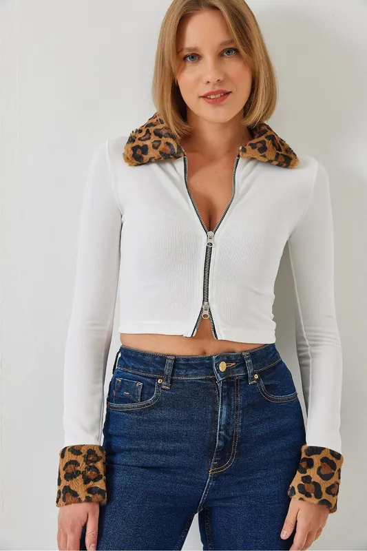 Fitted Crop Hooded Jacket with Faux Fur and Leopard Print - Bianco Lucci