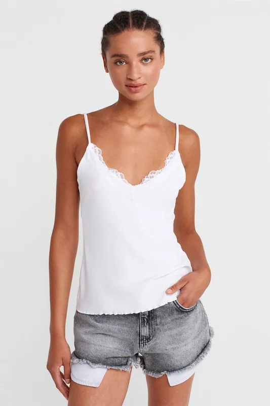 Lace Sleeveless Slim-fit Cami Blouse