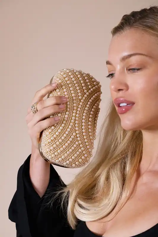 Oval Pearl Clutch Bag In Gold - SVNX