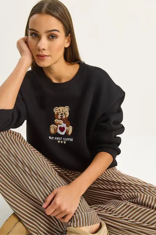 Embroidered Crew Neck Long Sleeve Sweatshirt - Bianco Lucci