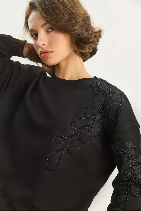 Embroidered Crew Neck Long Sleeve Sweatshirt - Bianco Lucci