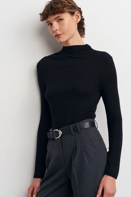 Ribbed Slim-Fit Half Turtleneck Blouse