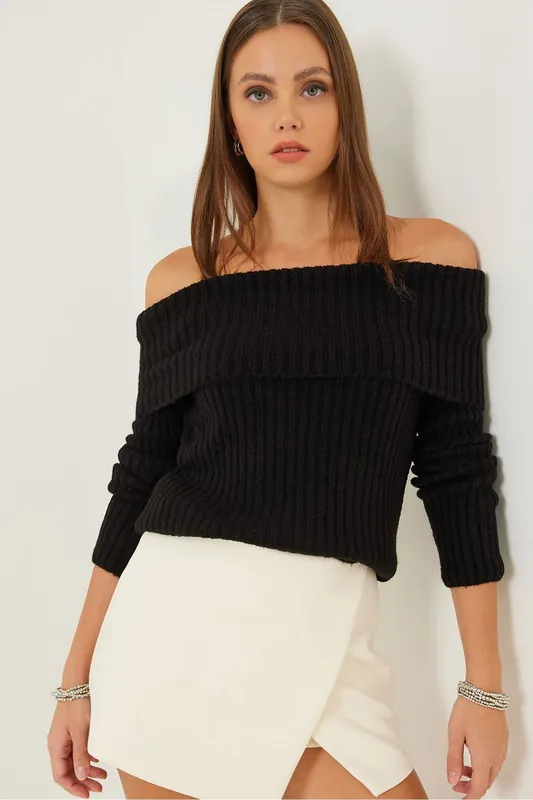 Fitted Ribbed Blouse with Madonna Collar - Bianco Lucci