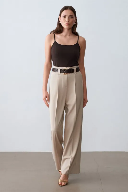 Slim-fit Sleeveless Square-neck Blouse