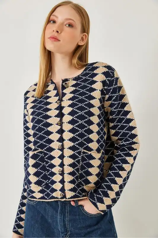Ribbed Patterned Crop Cardigan with Button Closure - Bianco Lucci