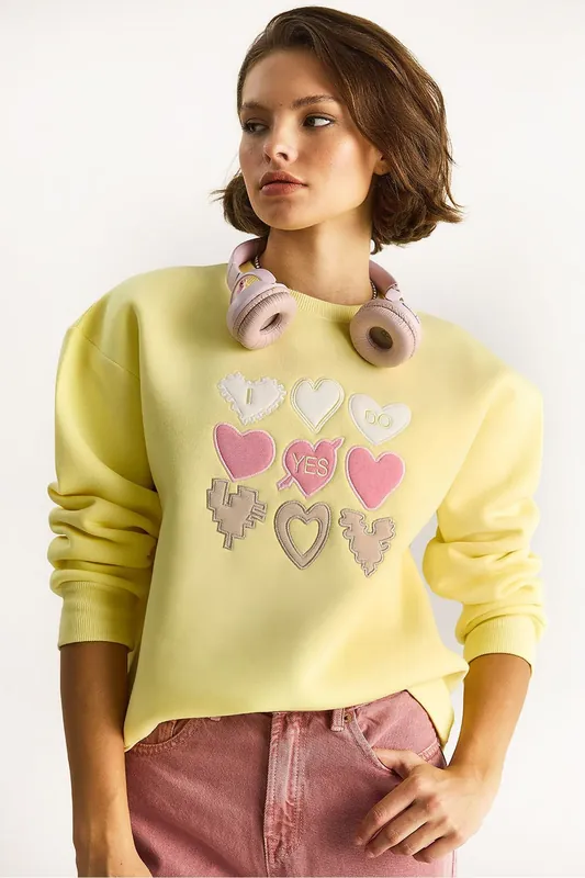 Heart Patch Appliqué Relaxed Fit Crew Neck Sweatshirt - Bianco Lucci