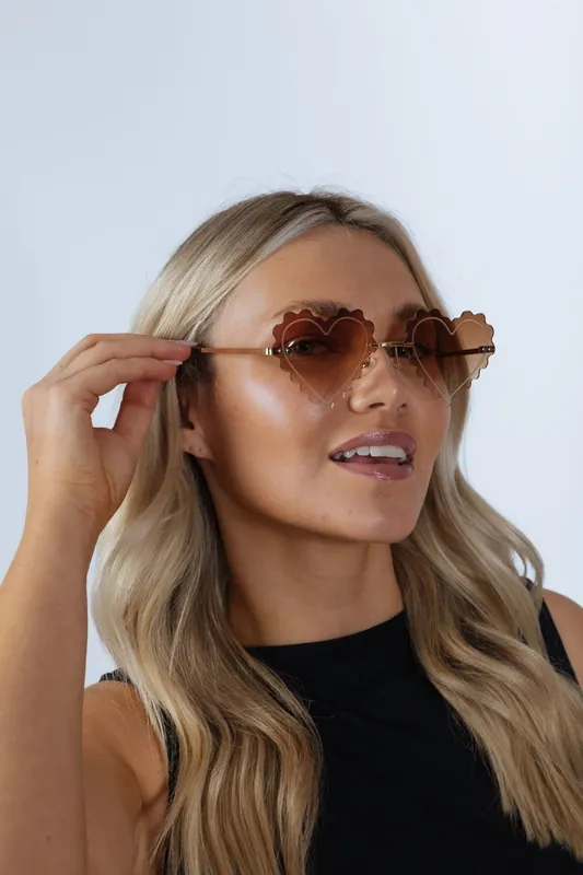 Scallop Heart Sunglasses in Brown - SVNX