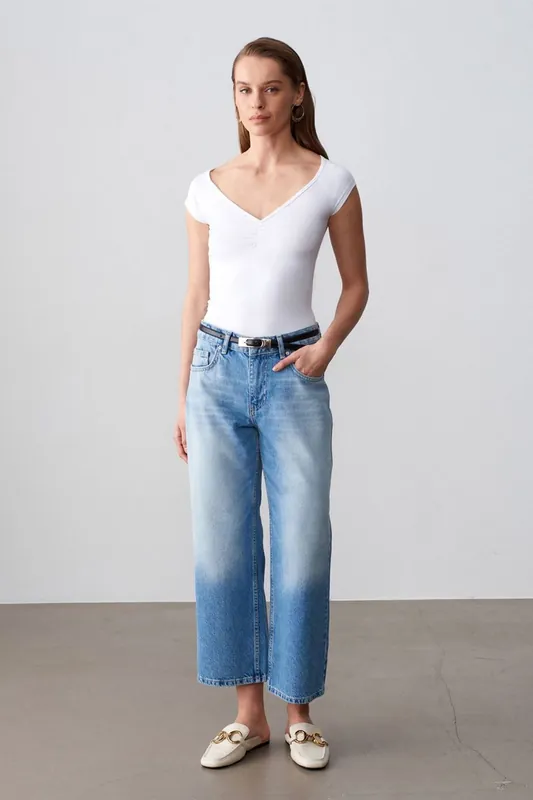 Low-Waist Wide-Leg Capri Jeans