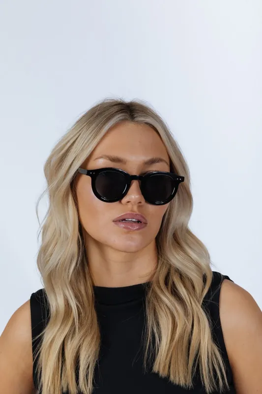 Classic Bold Rounded Sunglasses in Black - SVNX