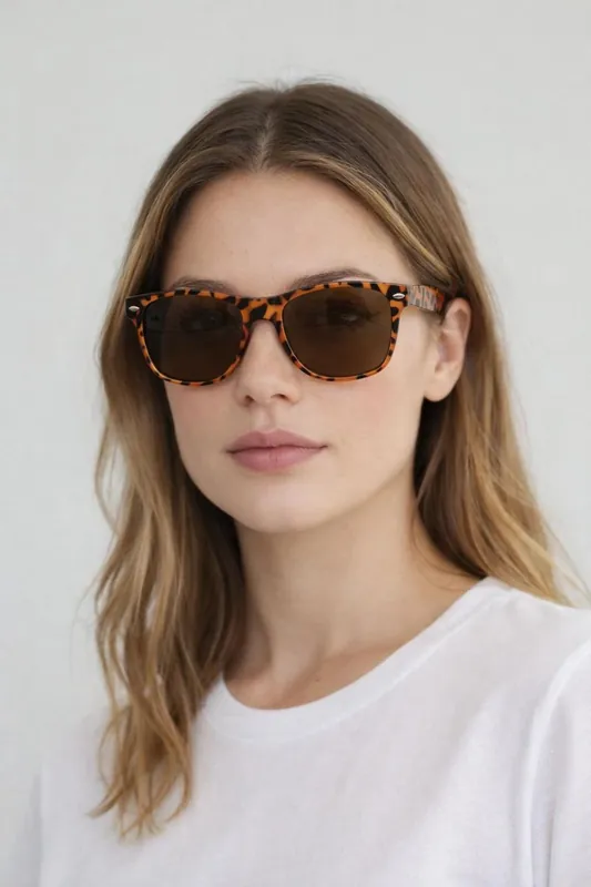 Classic Wayfarer Plastic Frame Sunglasses - SVNX