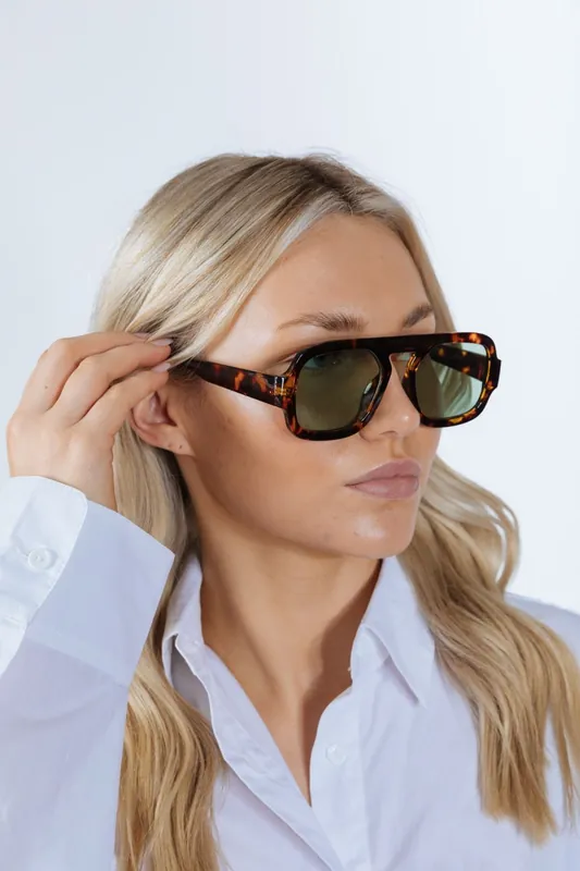 Retro Navigator Sunglasses - SVNX