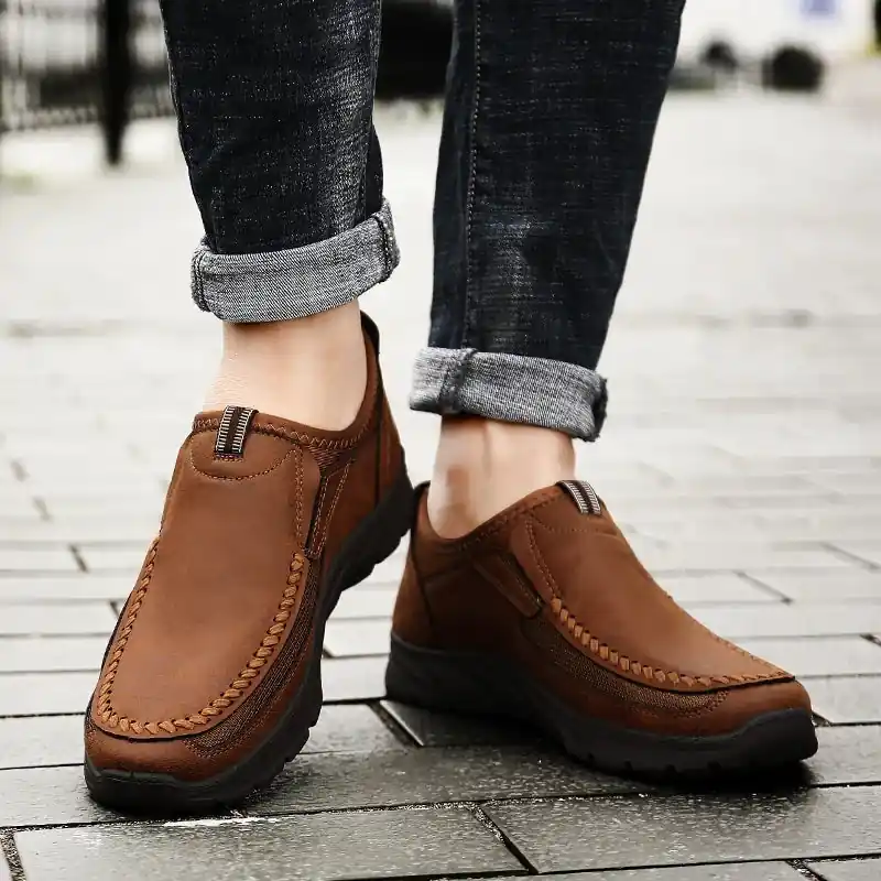 Tom Hollinger | Comfortable slippers with a hand -sewn design