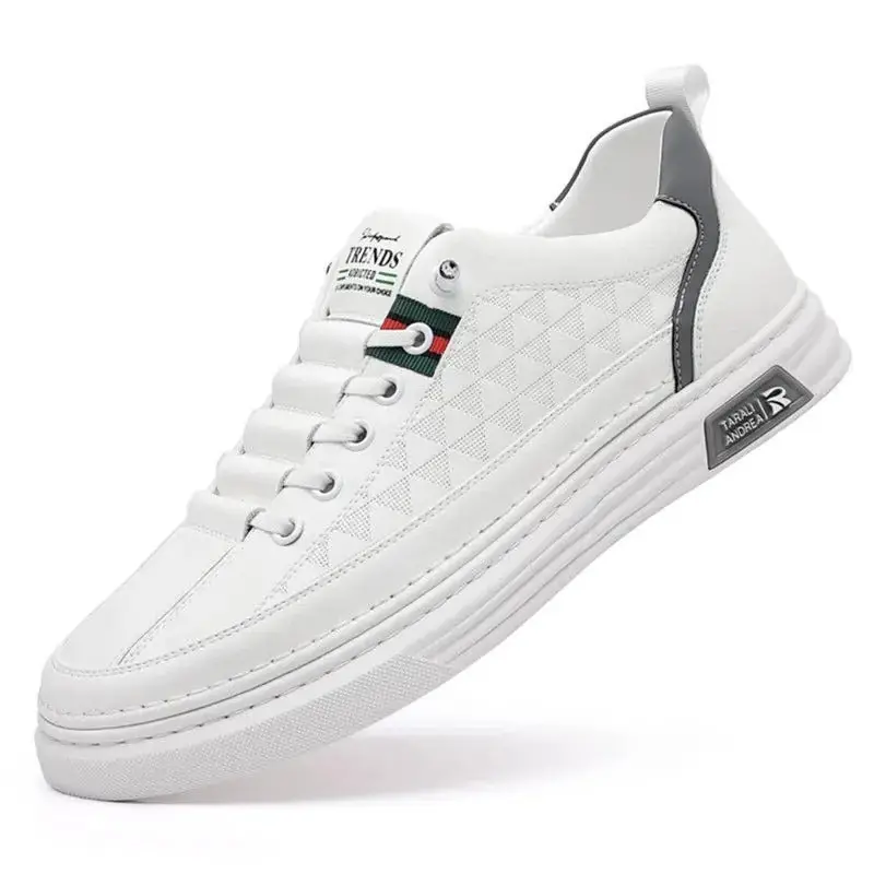 Tom Hollinger | Fashionable low-top sneaker with structural details